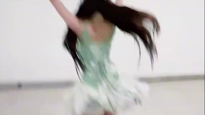 Jang Won-young is truly beautiful; spinning around is a real feast for the eyes! She’s definitely a 