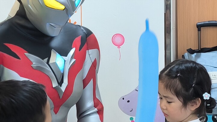 Khi tôi cosplay thành Ultraman Ake để mừng sinh nhật các em nhỏ trong bệnh viện