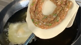 Chiên miếng thịt giòn tan, nhìn thôi đã thấy ngon rồi