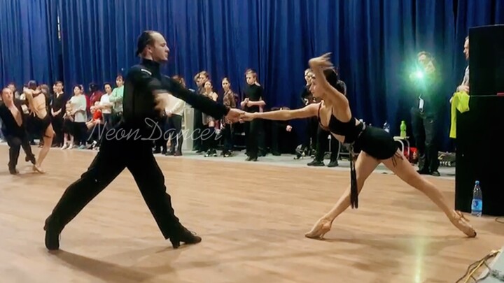 طول ساقي داشا حوالي مترين وثلاثين سنتيمتراً فقط