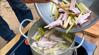 Chân gà hầm sả trộn xoài non tắc chua và củ cải trắng