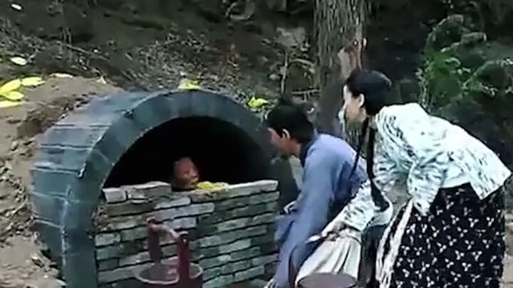 Anak laki-laki mengurung ibu tuanya di dalam makam, setiap kali mengantarkan makanan ia memasang sat