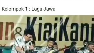 Ketika ada tugas nyanyi berkelompok dari sekolah