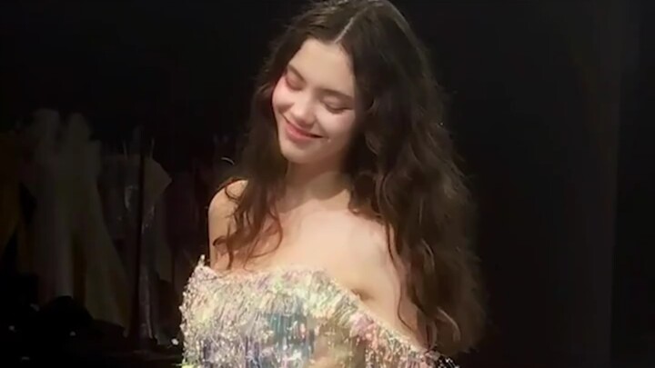 اتضح حقًا أن هناك من تجعل ابتسامتهُ السماءَ والأرضَ تفقدان بريقهما!