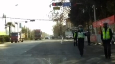 CSGT: Để tôi xem chuyện gì đã.