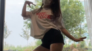 เพลงเปิดตัวโซโล่เดี่ยวของลิม นายอน "POP!"