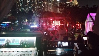 enaknya jadi show mangement bisa nonton artis gratis