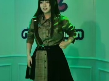 leedo menari terlalu energik!!!