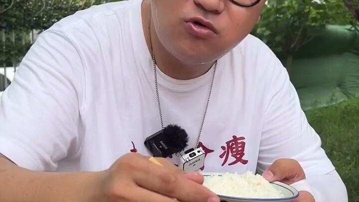In Dayi County, Sichuan, the “Bento Queen” offers a 10-yuan all-you-can-eat Chinese lunch—fifteen or