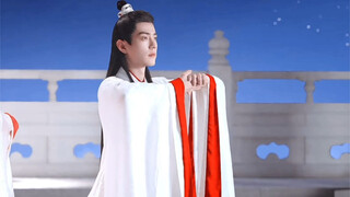 Yu Guyao | ชุดแต่งงานของ Shi Ying ดูเจ็บปวดและสวยงาม โดยมีแขนเสื้อกว้างสีขาวเรียบๆ และแต่งขอบสีแดงที