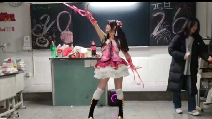 لنلقِ نظرة أخرى على رقصة المي الخاصة بطالبة الثانوية؟