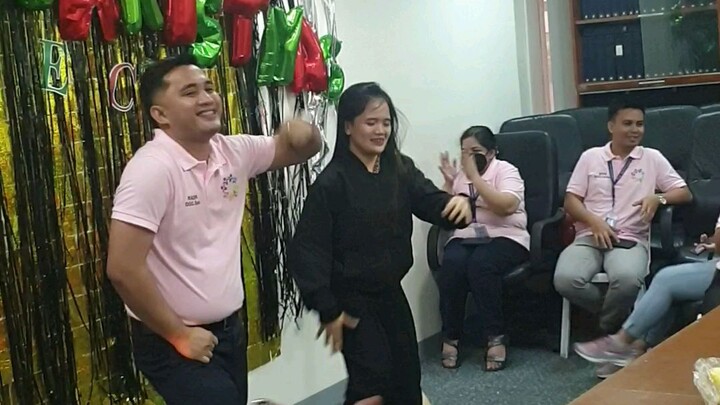 sayawan ng dalawa kaya tamang tulala ang manuuod
