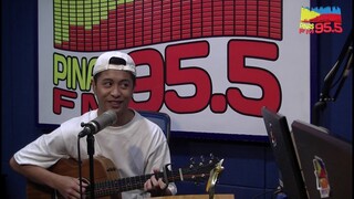 Justin Vasquez performs impromptu song for his fans