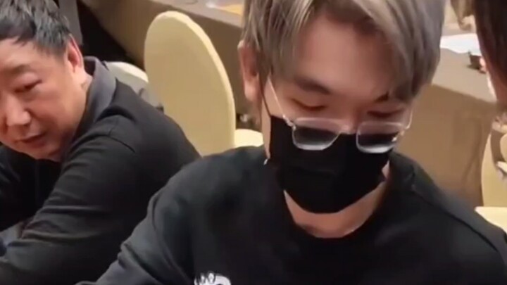 Ke Jie menolak memberikan tanda tangan kepada para penggemar catur, dan dengan sengaja menghapus sat