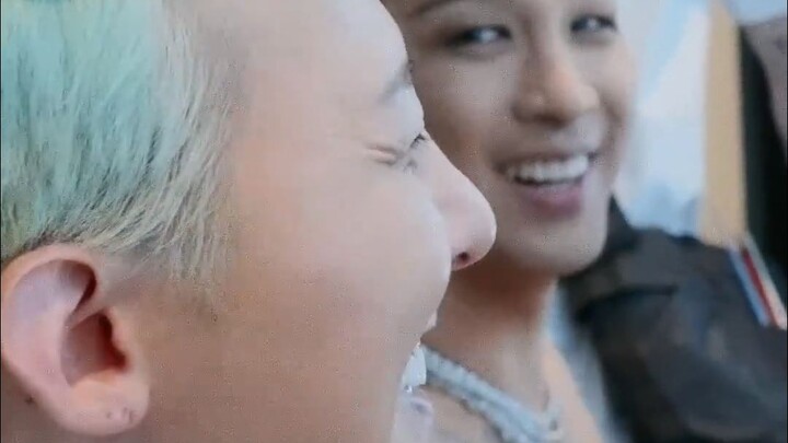 【Vietsub】GD làm móng cho Daesung! G-Dragon cập nhật hậu trường buổi diễn của Taeyang!