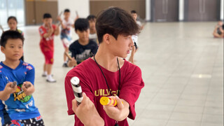เด็กชายวัย 16 ปีจากซีฉีอิงเกอเดินทางไปประเทศไทยเพื่อสอนอิงเกอ เขาสอนนักเรียนได้ดีมากภายในสามวัน มาฟั