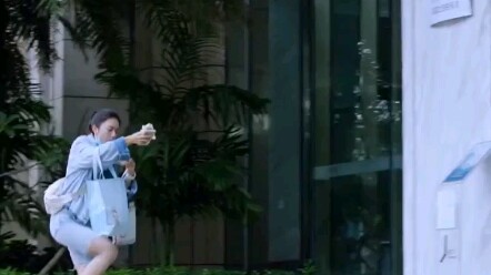 Newcomer Lin Miao Miao in "It's Me" wants to leave work as soon as possible on her first day—can't w