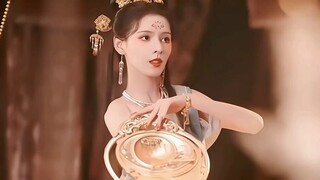 Mây nhớ áo, hoa nhớ mặt, gió xuân thổi qua ngưỡng cửa và sương rơi mạnh
