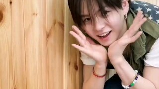 TREASURE YOSHI - Thử thách nhảy bài "Flower" của Kim Ji-soo là hai chú mèo