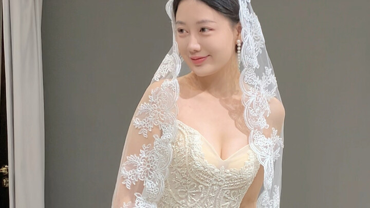 Lựa chọn cực hạn giữa hai phong cách váy cưới! Muốn dịu dàng hay gợi cảm?