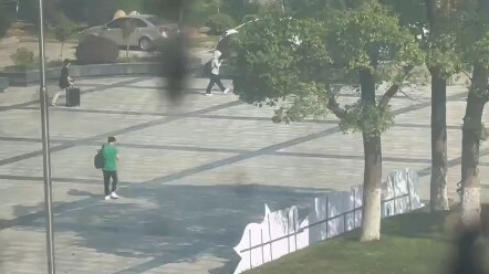 Bạn cùng phòng của tôi bị đuổi việc vì xem phim khiêu dâm qua tường😥