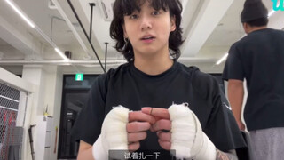 Sau khi cắt tóc mới, Jungkook muốn tết tóc nhưng cuối cùng lại biến thành tóc ngắn.