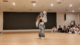 هل من المقبول أن أؤدي دور المسؤول عن كي-بوب كونني الأصغر في الفريق وأرقص "siren" خلال عرض أنواع الرق