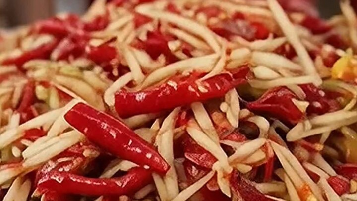 “มนุษย์ VS ปีศาจแดง! ศึกส้มตำเผ็ดที่สุดในสามโลก 🌶️👹🔥 ใครจะรอด?”
