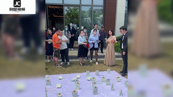 Không gian đám cưới đầy sáng tạo! Cô dâu đã chuẩn bị kỹ lưỡng suốt cả năm trời, nào là trò chơi vòng