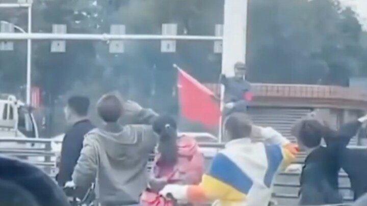 Người trẻ không chế giễu, mà kính cẩn chào, đó chính là hy vọng của dân tộc.