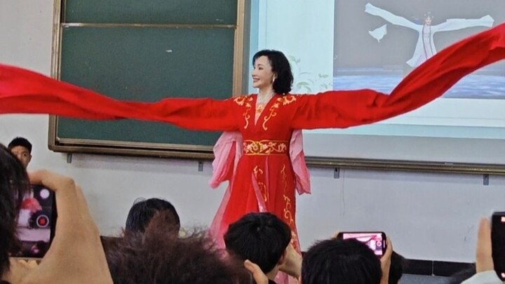 Tens of thousands of performances are disdainful, hundreds of classes are passionate