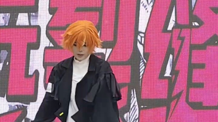 Saat dia menari, dia berubah menjadi kentang dan seseorang di sebelahnya tiba-tiba memasukkan pisau 