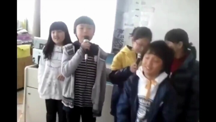[Kaechan] Ting tong!! Lý Kaechan tiểu học hát hớ hênh lộ quần lót
