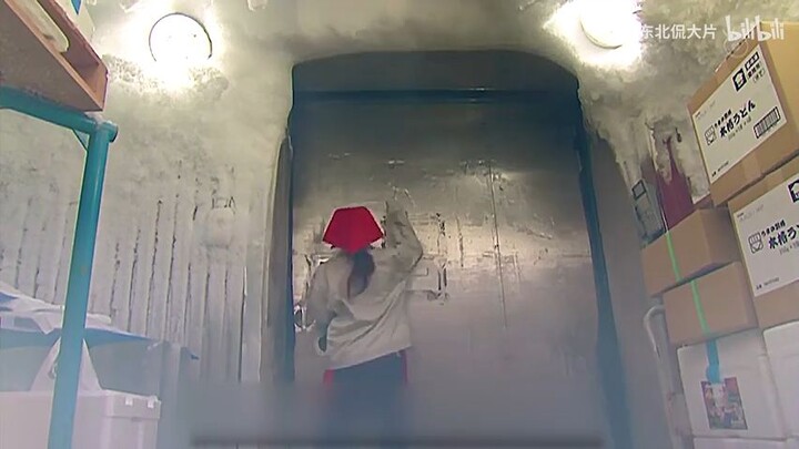 A woman's fantasy before her death: she is afraid of cold but not heat