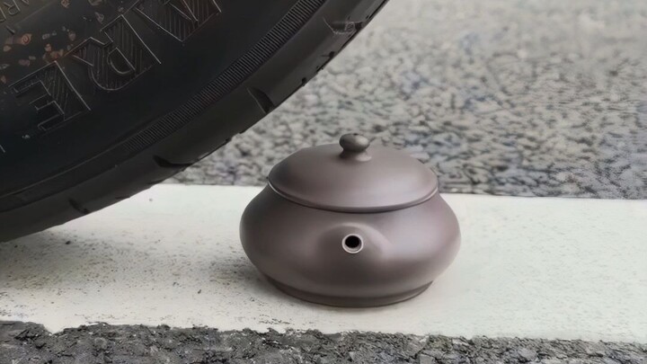 Lili ○ Bikin Heboh! Seorang Pria di Yixing Nekat Mengemudi Mobil Lewati Teko Teh Zisha, Netizen: “Ng