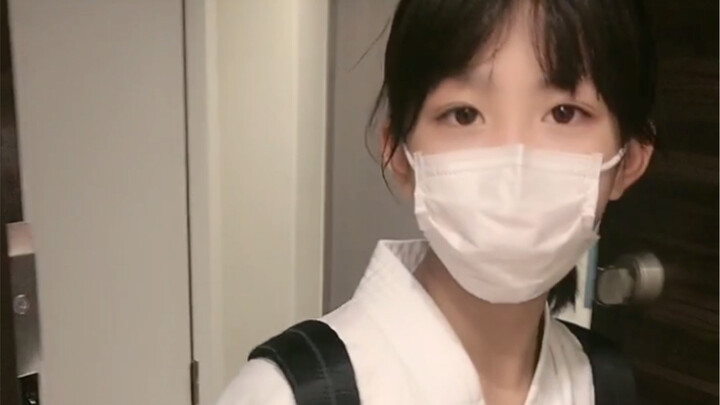 Bé Thiên Thiên bị mẹ ép đi học karate trong cơn bão