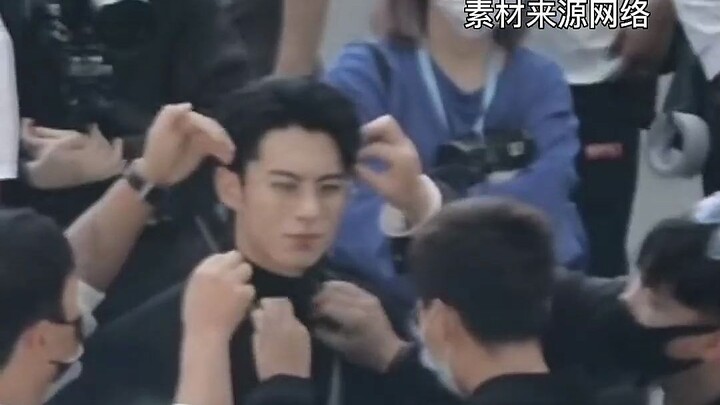 พี่เลี้ยงแฟนคลับปีนต้นไม้ถ่ายหวังเหอตี๋ ฮ่าๆ เล่นเอาพวกเราทั้งกองขำกันไปหมดเลย~ หวังเหอตี๋ #ด้วยรักเ