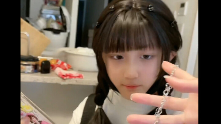 Elementary Schooler Teaches You the Right Way to Use Trendy Phone Cases