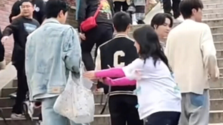ดูออกเลยว่าเซิ่นเยว่กลัวจริงๆ ว่าฟ่านซื่อฉีจะเอากระเป๋าไป ฮ่าๆๆๆ