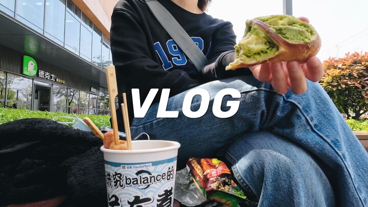 Dory | Enjoying the sunny weather alone with matcha bread and some lazy library time | Picnic & sunb