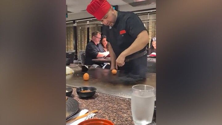 现在的餐饮业界有多卷，厨师还要兼职变戏法，把顾客哄得一愣一愣的