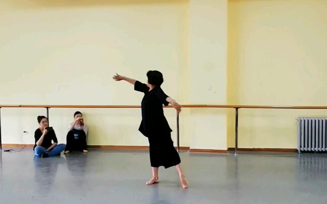 The most beautiful classroom improvisation demonstration: Watch teacher Wang Wei perform "Piercing H