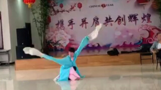 Professor Zhang Huoding's version of "Zhu Lou" from "Suo Lin Nang," showcasing her graceful movement