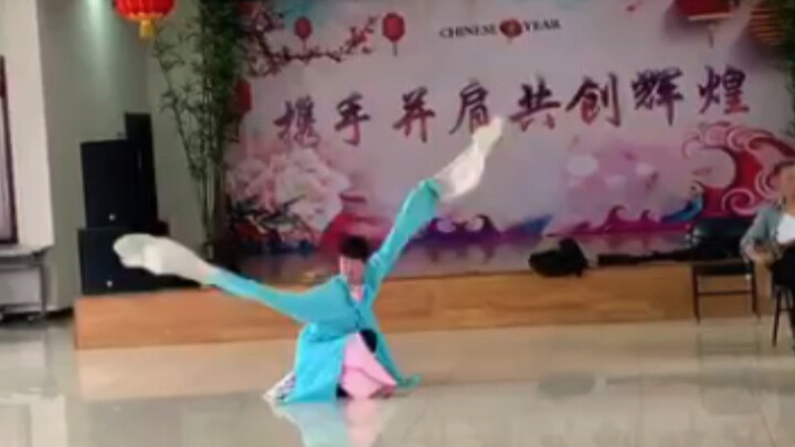 Professor Zhang Huoding's version of "Zhu Lou" from "Suo Lin Nang," showcasing her graceful movement