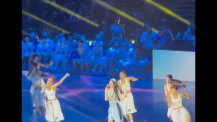 Suasana di lokasi penampilan Song Yuqi dalam turnamen selebriti Juxing sangat meriah.