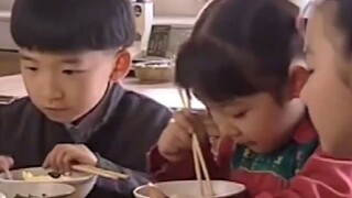 儿子吃着肉蒸蛋，外甥却连吃香油拌饭都不行，舅舅妻管严吓得不敢吭声