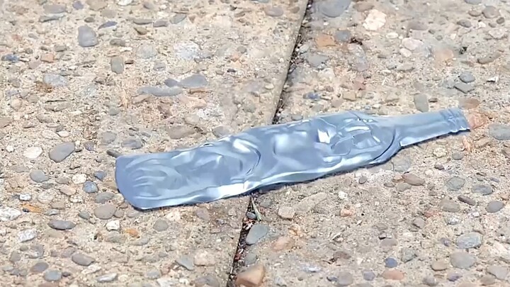 Một hành tinh có lực hấp dẫn lớn gấp hàng trăm lần Trái Đất, chỉ thấy chiếc chai mà người đàn ông né