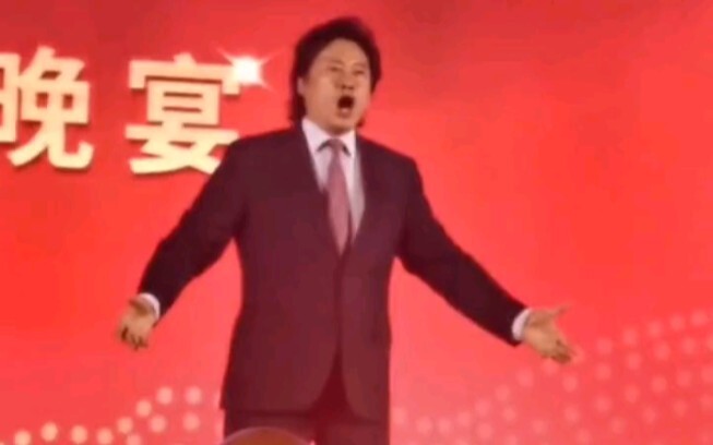 داي يو تشيانغ اعترض على جودة الصوت في عرض تجاري، وألقى بالميكروفون واندفع في أداء نغمات عالية مذهلة.