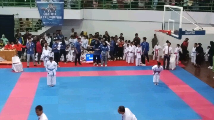 Pertandingan kategori Festival Karate Gerakan KATA pra pemula di STKIP PASUNDAN CUP V JABAR