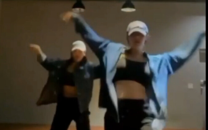 فيديوهات التدريب على الرقص التي تم تحديثها في قصص إنستغرام لخط "مينلاين" الخاص بـ GFRIEND شينفي ويان